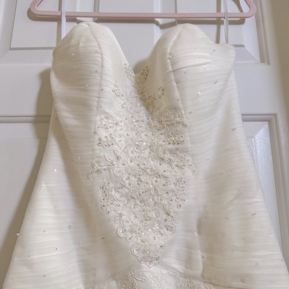 Used Oleg Cassini ivory wedding dress size 6